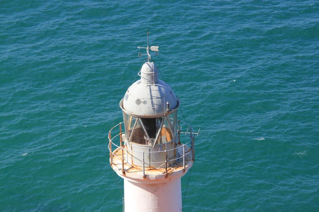 Faro, alumbrando en la oscuridad o tormenta, o niebla metáfora de encontrar tu rumbo en el marketing de afiliación"