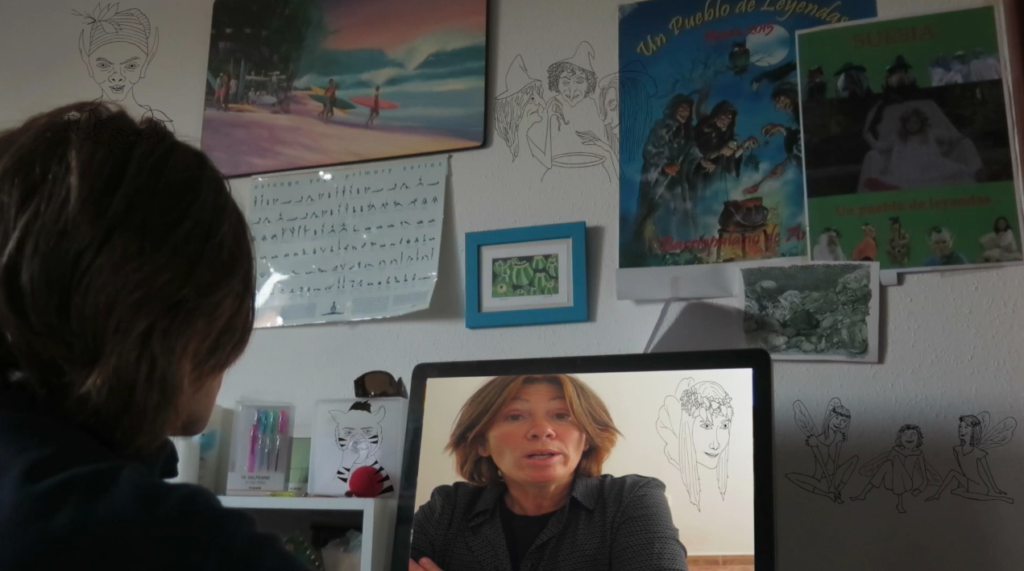 Carmen trabajando en su proyecto digital de marketing de afiliación desde casa con mucha magia